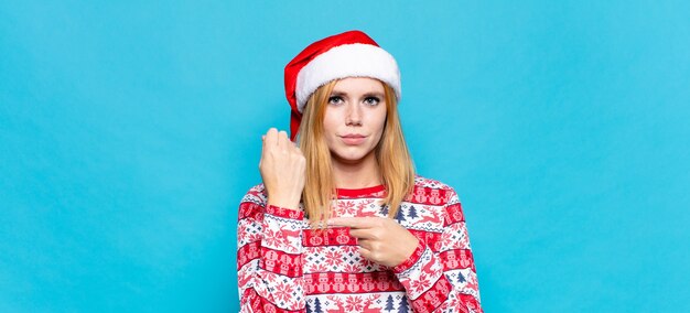 Mujer bonita joven con ropa de Navidad