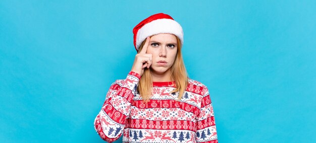 Mujer bonita joven con ropa de Navidad