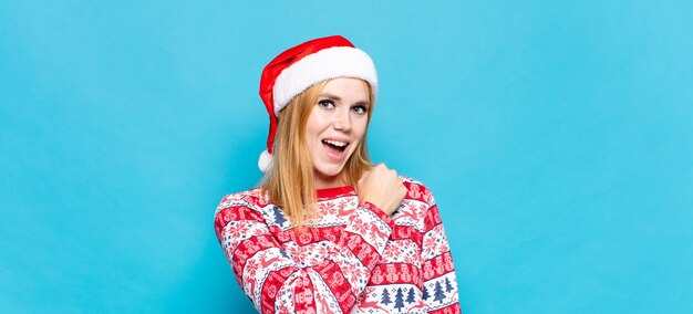 Mujer bonita joven con ropa de Navidad