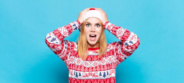 Mujer bonita joven con ropa de Navidad