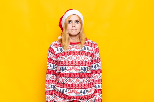 Mujer bonita joven con ropa de Navidad