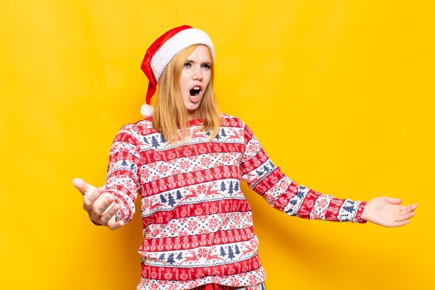 Mujer bonita joven con ropa de Navidad