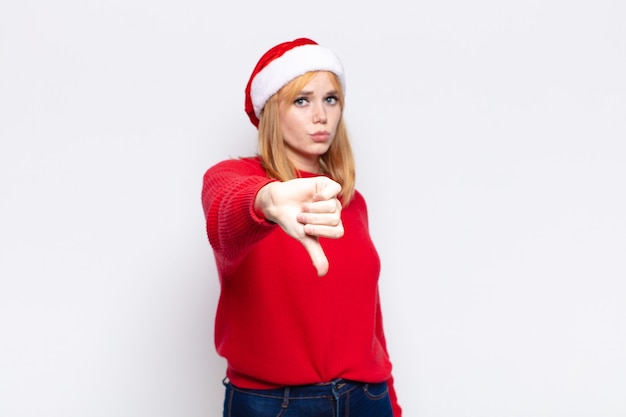 Mujer bonita joven con ropa de Navidad