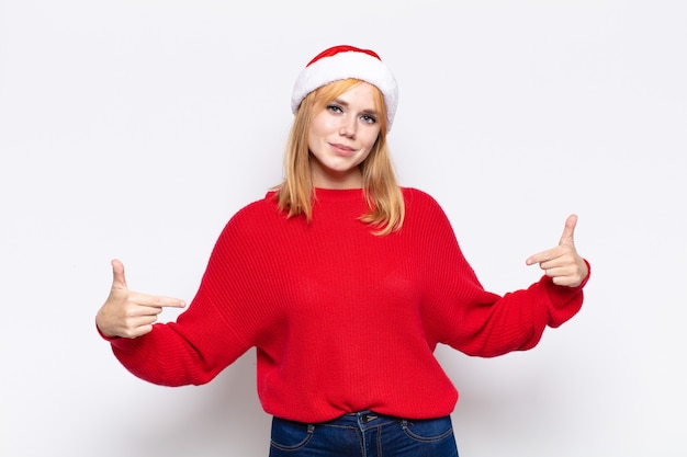 Foto mujer bonita joven con ropa de navidad