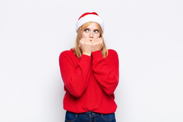 Mujer bonita joven con ropa de Navidad