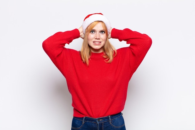 Foto mujer bonita joven con ropa de navidad