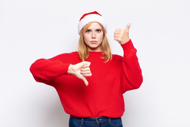 Mujer bonita joven con ropa de Navidad