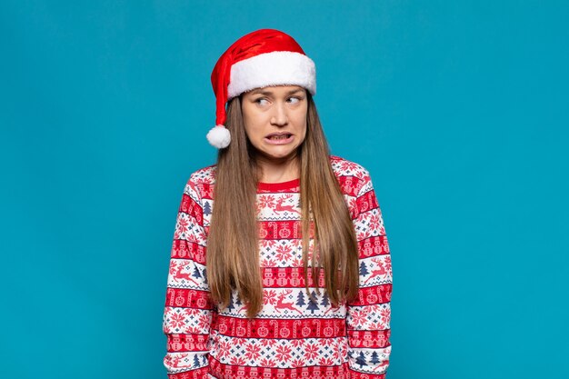 Mujer bonita joven con ropa de Navidad