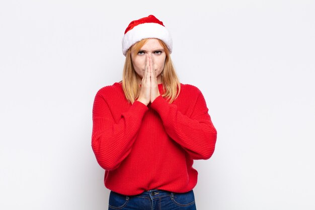 Mujer bonita joven con ropa de Navidad