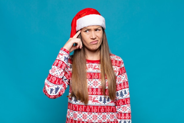 Mujer bonita joven con ropa de Navidad