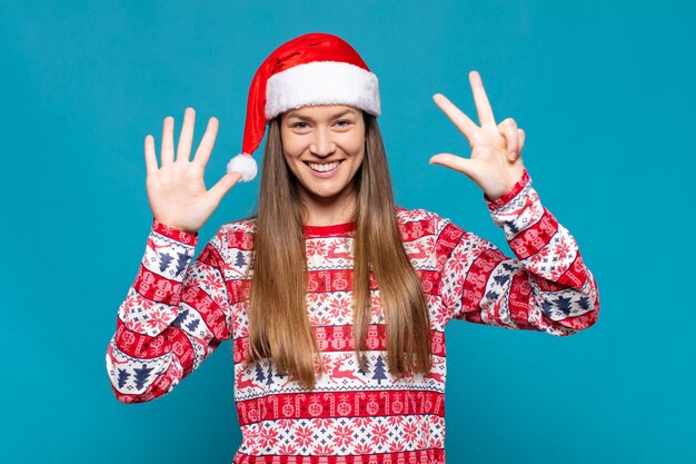 Mujer bonita joven con ropa de Navidad