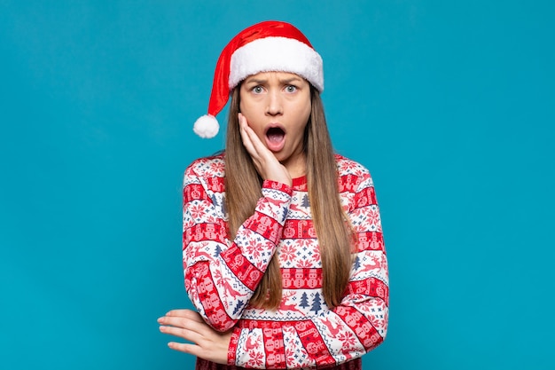 Mujer bonita joven con ropa de Navidad