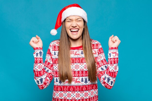 Mujer bonita joven con ropa de Navidad