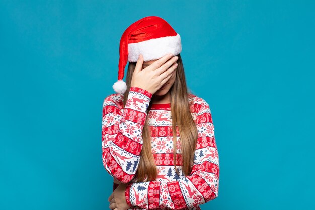 Mujer bonita joven con ropa de Navidad