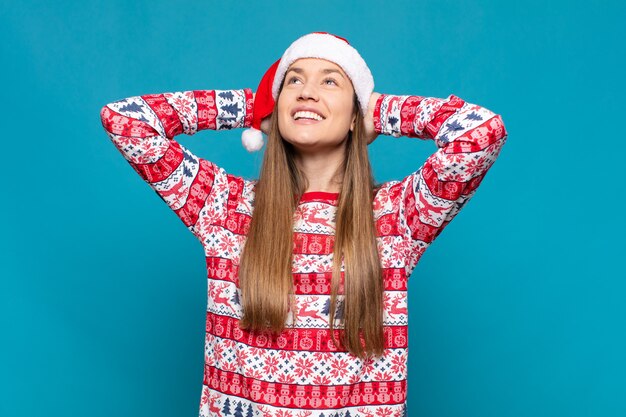 Mujer bonita joven con ropa de Navidad