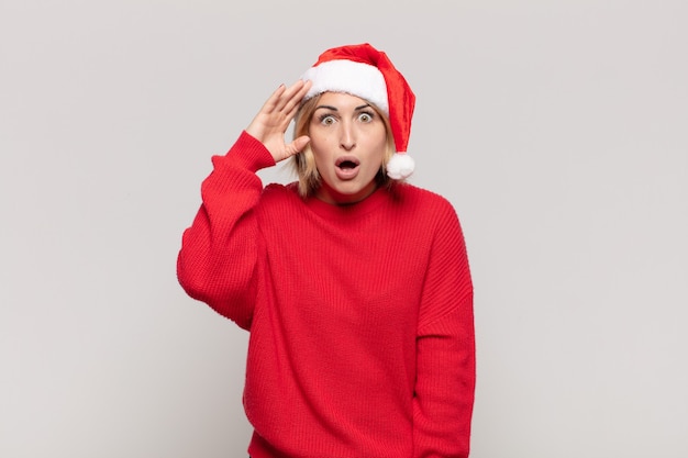 Mujer bonita joven con ropa de Navidad