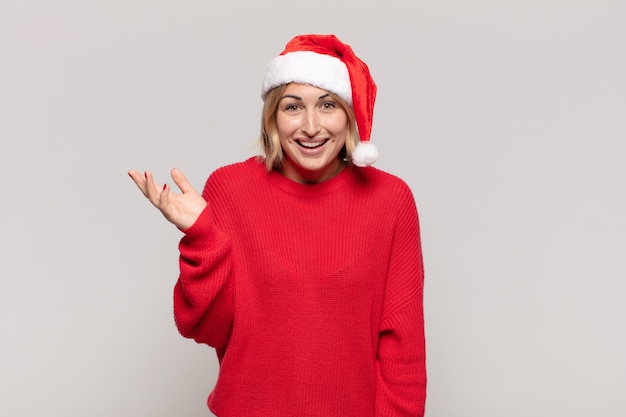 Mujer bonita joven con ropa de Navidad