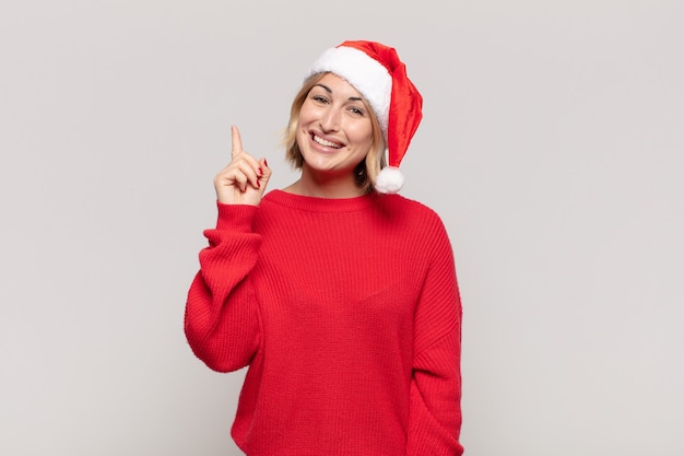 Mujer bonita joven con ropa de Navidad