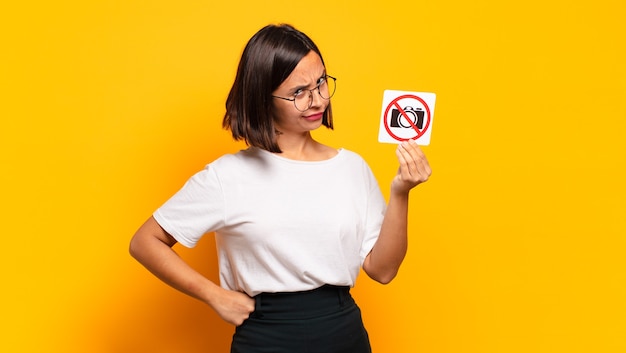 Mujer bonita joven sin señal de cámara