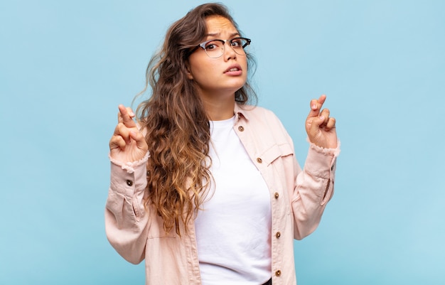 Mujer bonita joven sobre fondo azul