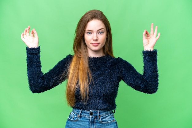 Mujer bonita joven sobre fondo clave de croma aislado en pose zen