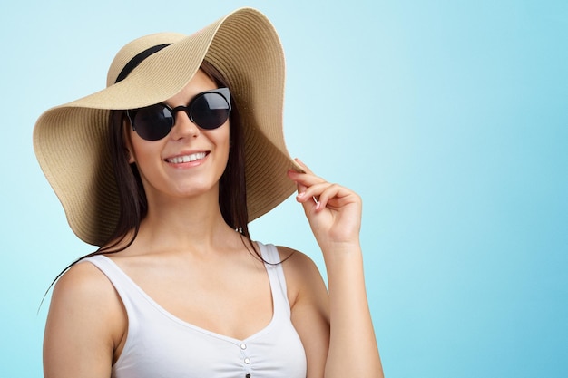 Mujer bonita joven en un sombrero de paja