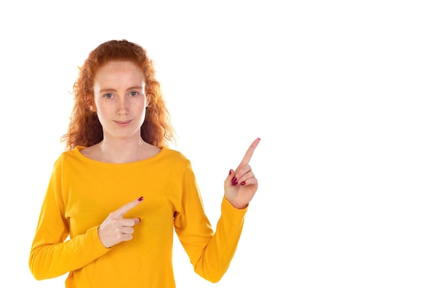 Mujer bonita joven sonriendo con confianza apuntando a algo positivo relajado actitud satisfecha contra el fondo blanco.