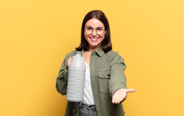 Mujer bonita joven sonriendo felizmente con amable