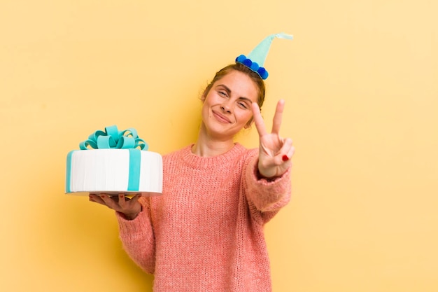 Mujer bonita joven sonriendo y luciendo amable mostrando el concepto de cumpleaños número dos