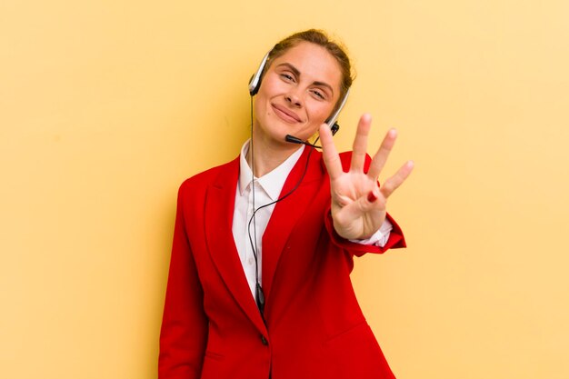 Mujer bonita joven sonriendo y luciendo amable mostrando el concepto de telemarketer número cuatro