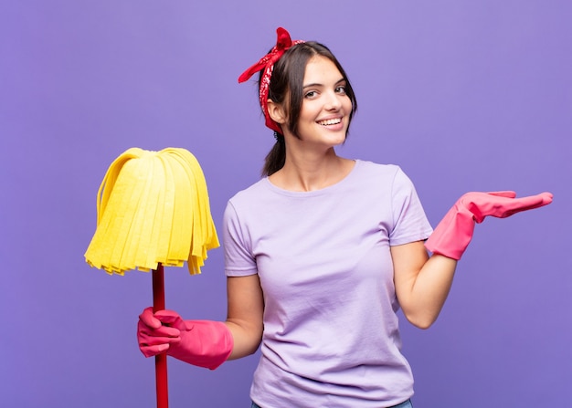 Mujer bonita joven sonriendo, sintiéndose confiada, exitosa y feliz, mostrando concepto o idea en el espacio de la copia en el lateral