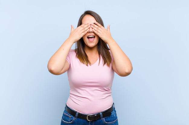 Mujer bonita joven sonriendo y sintiéndose feliz