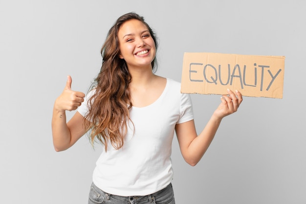 Mujer bonita joven sosteniendo una pancarta de igualdad