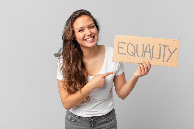 Mujer bonita joven sosteniendo una pancarta de igualdad