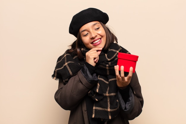 Mujer bonita joven sosteniendo un regalo