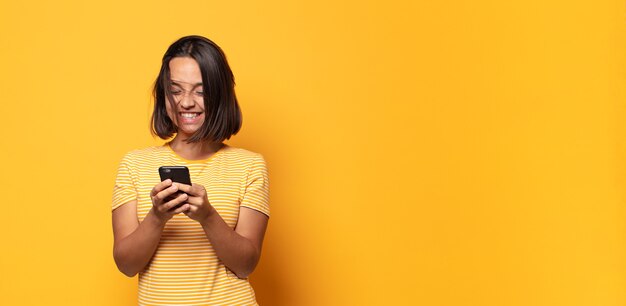 Mujer bonita joven con su smartphone