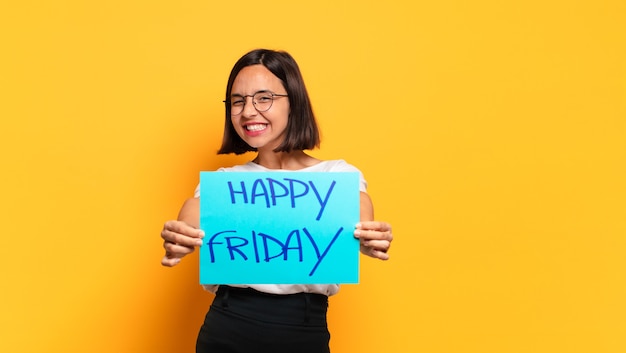 Mujer bonita joven con tablero de feliz viernes