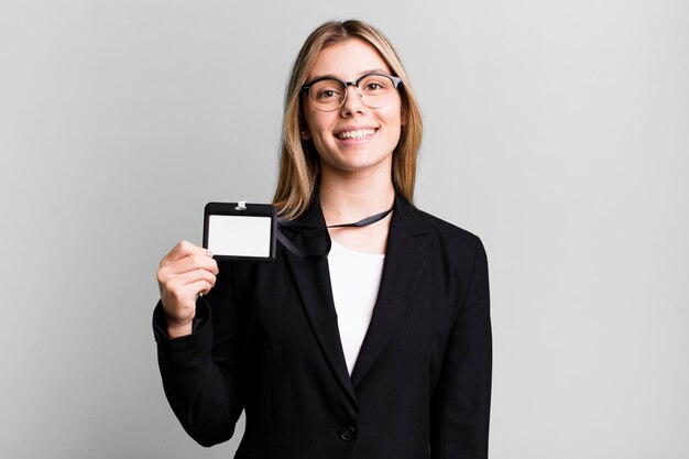 Foto mujer bonita joven con una tarjeta de identificación de acreditación