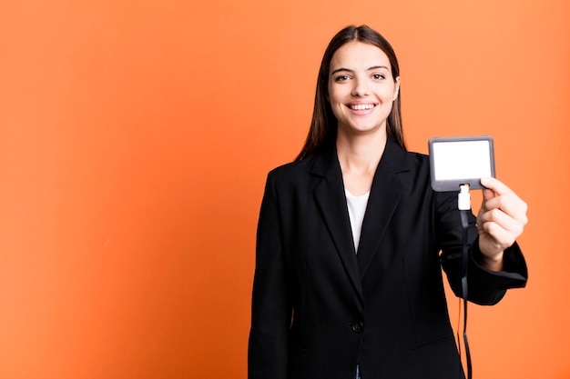 Foto mujer bonita joven con una tarjeta de pase de acreditación de identificación