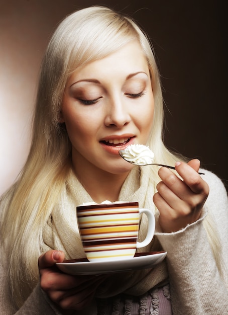 Mujer bonita joven tomando café