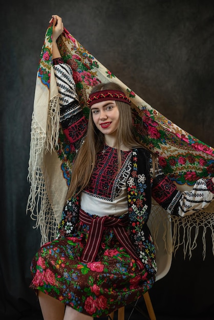 Mujer bonita joven ucraniana usa vestido bordado nacional vyshyvanka y pañuelo en la cabeza