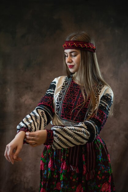 Mujer bonita joven ucraniana usa vestido bordado nacional vyshyvanka y pañuelo en la cabeza