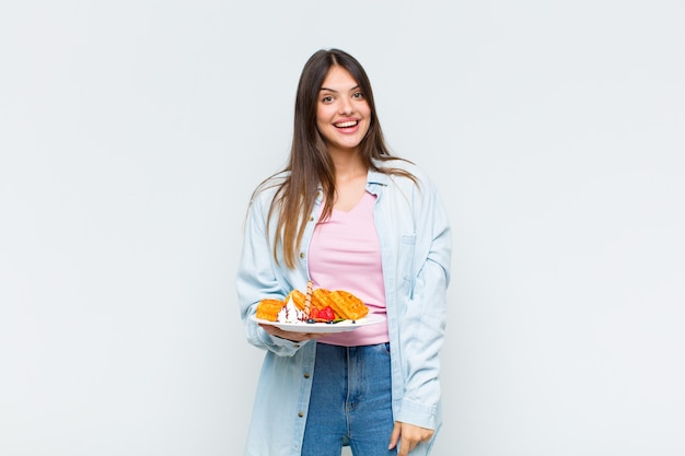 Mujer bonita joven con waffles