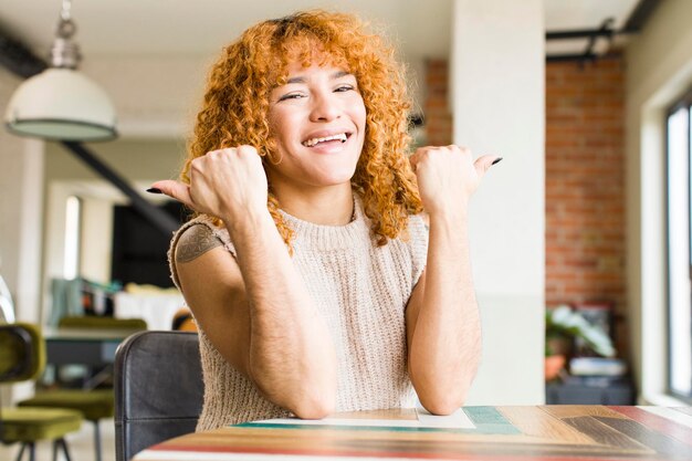 Mujer bonita latina de cabello rojo joven en un nuevo hogar genial