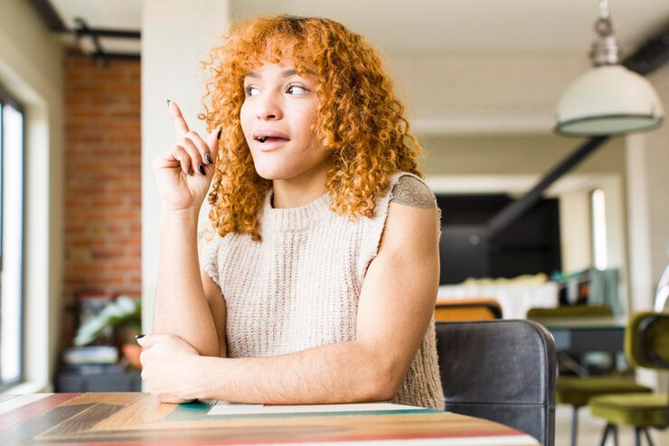 Foto mujer bonita latina de cabello rojo joven en un nuevo hogar genial