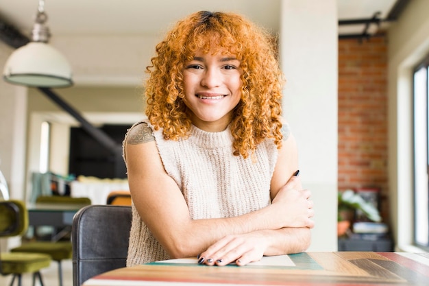 Mujer bonita latina de cabello rojo joven en un nuevo hogar genial