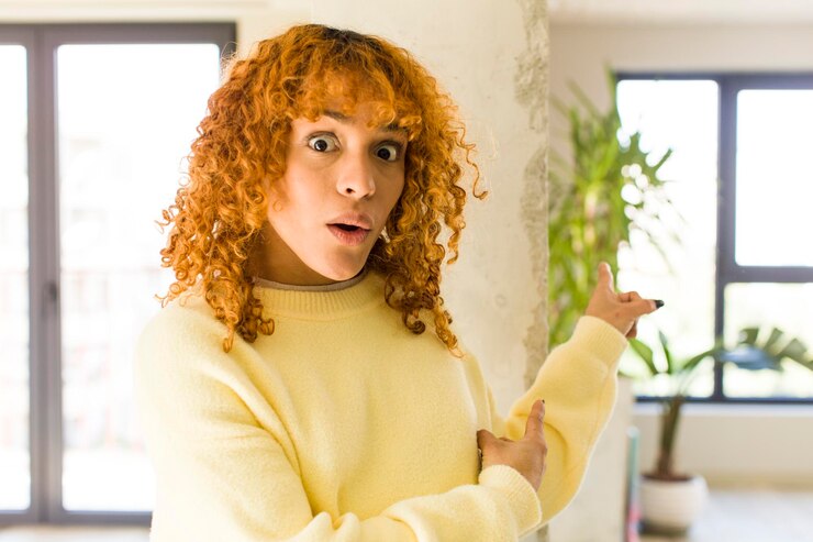 Foto mujer bonita latina de cabello rojo joven en un nuevo hogar genial