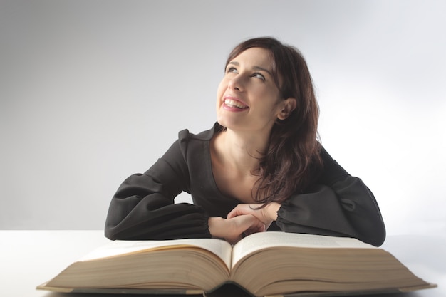 Mujer bonita con un libro enorme.