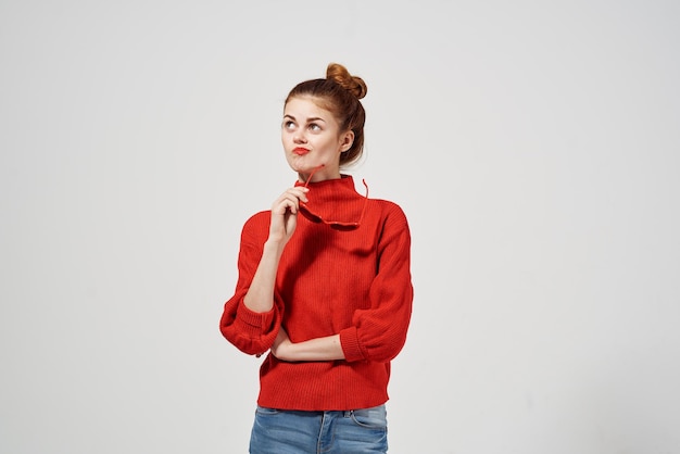 Mujer bonita en un look atractivo suéter rojo