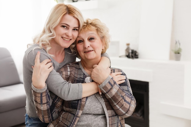 mujer bonita y madre mayor en casa